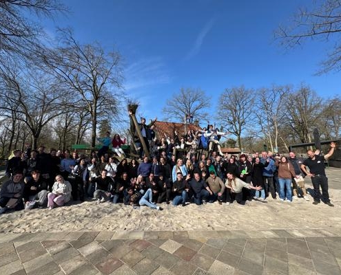 Teamfoto van medewerkers van Attractiepark De Waarbeek seizoen 2025
