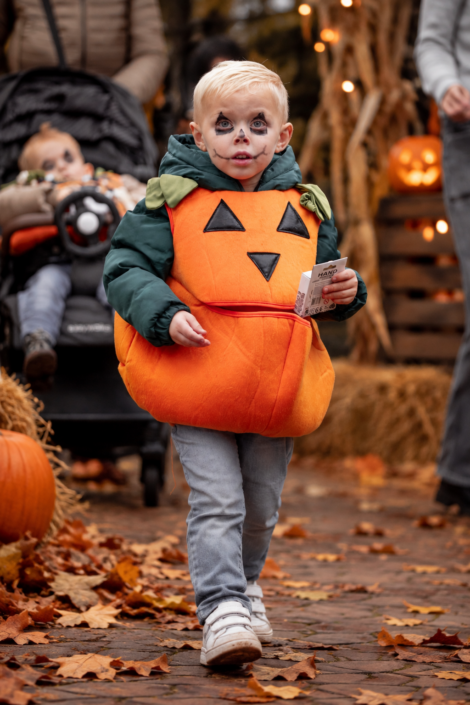 Jongen met Halloweenpompoen